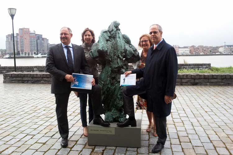 Burgemeester Kees de Bruin en wethouder Cultuur, Joke Reuwer uit Papendrecht, namen op woensdag 3 juli het unieke kunstbeveiligingsysteem ArtShield officieel in ontvangt van Segno d’Arte BV.