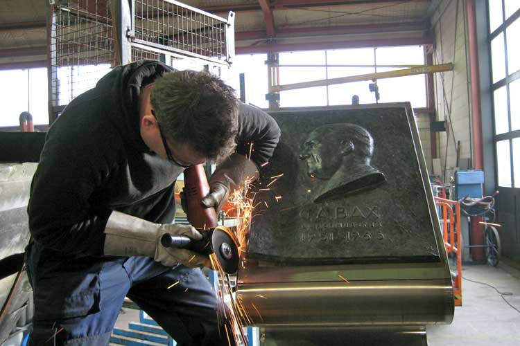 Herstel bronzen reliëf, van oud burgemeester Bax van Hendrik Ido Ambacht.