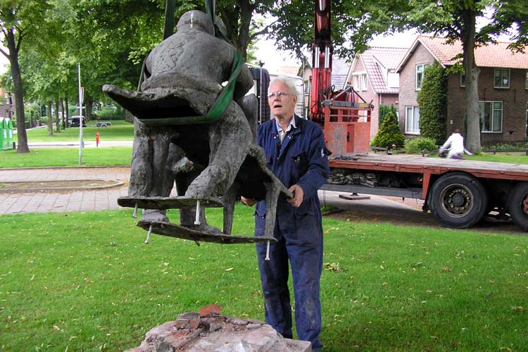 Een bronzen beeld, voorstellende 'vlasrepelaars' uit voorzorg verwijderd.