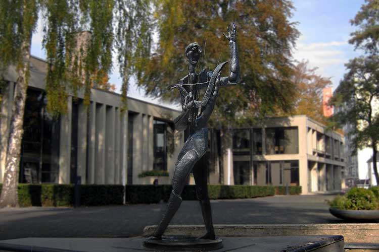 Het bronzen beeld, orpheus, van Ossip Zadkine is in het afgelopen jaar tegen diefstal beveiligd.