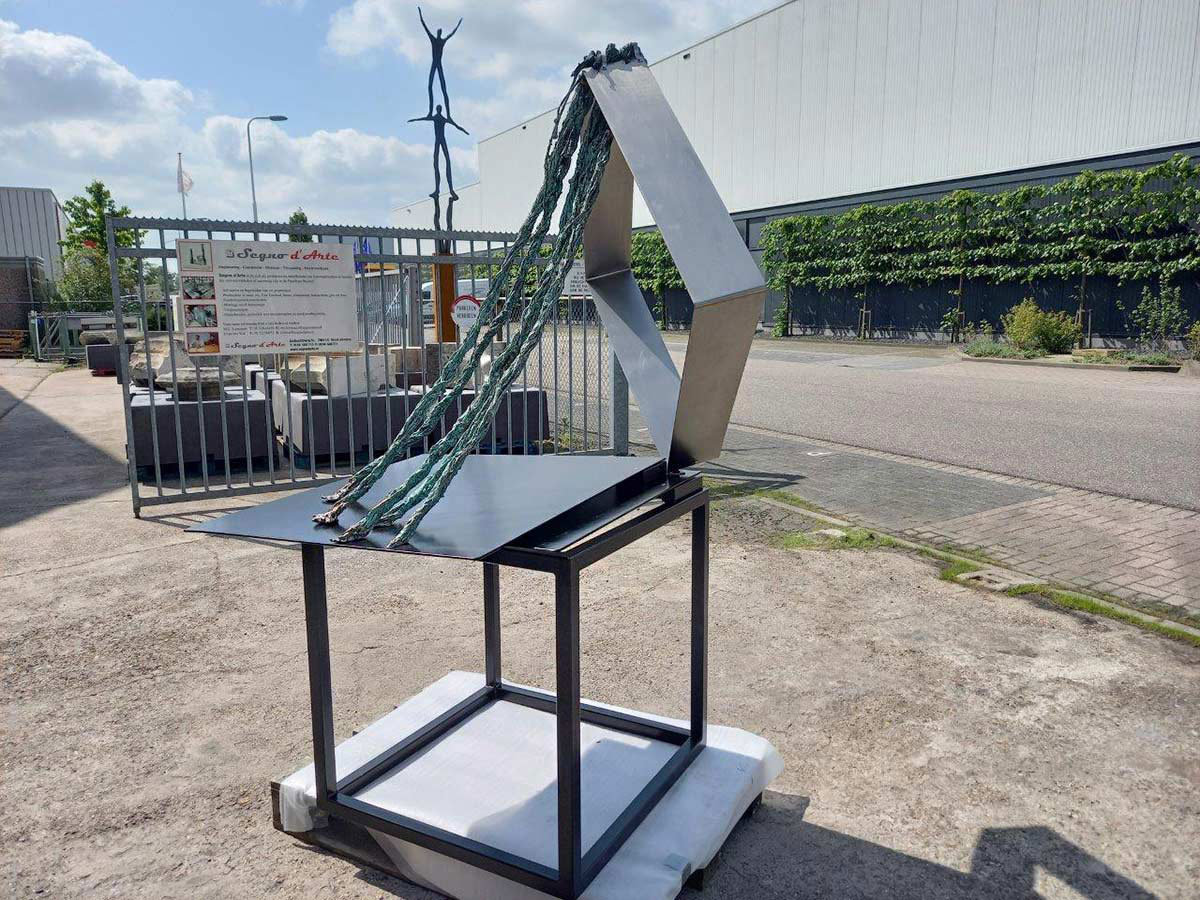 Roestvast stalen en bronzen beeld van Fredy Wubben uitgevoerd door Segno 'd Arte
