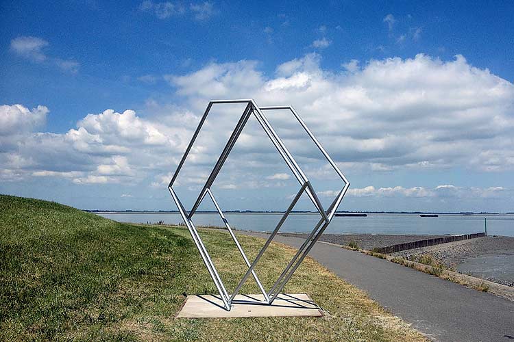 Henk van Bennekum - grafmonument van roestvast staal.