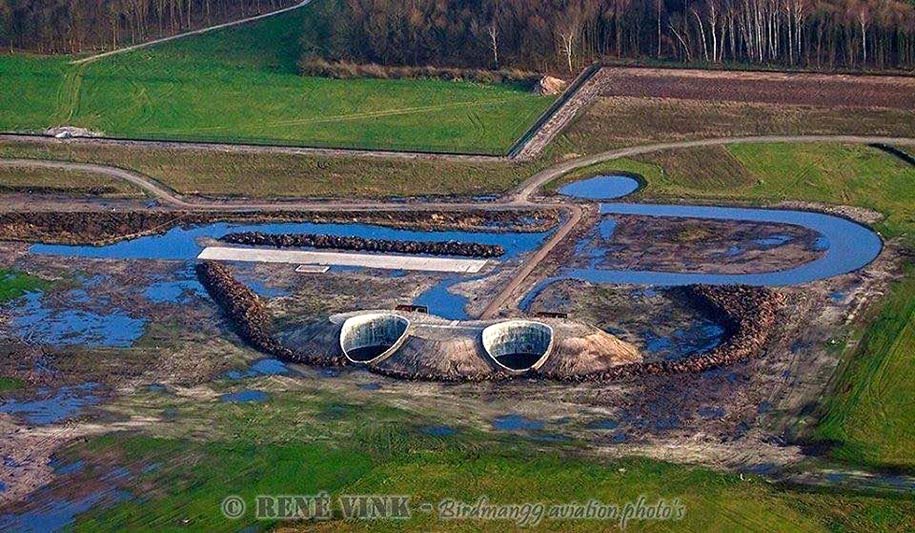 "parallax" Luchthaven twente - kunstwerk als fiets en wandelroute - kunstenaar Paul de Kort i.s.m. Marcel Eekhout.