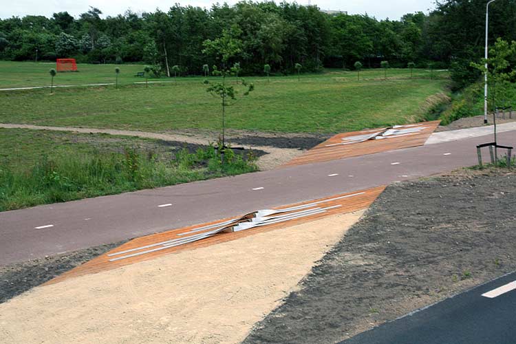 Openbaar omgevingskunstwerk kunstwerk - 'keerzijde' - van Paul de Kort in Beverwijk/Velsen 2011.