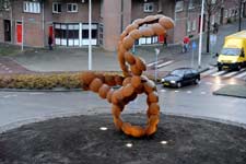 "Cumulus" een beeld van Pieter Obels op een rotonde in Spijkenisse.