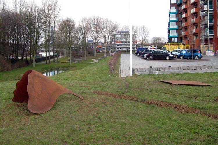 Het stale beeld "Nice to meet you" van Venelin Ivanov in Papendrecht, nederland.