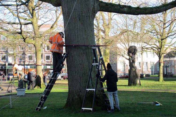 Kunstwerk Licht Halo geinstalleerd te Assen op De Brink.