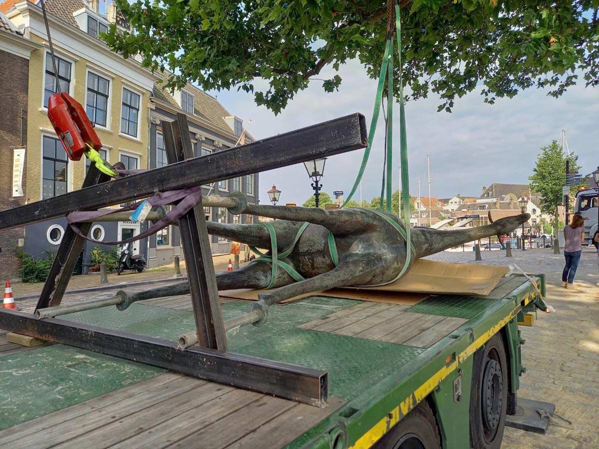 terugplaatsing van de bronzen giraf van Henk Visch te Dordrecht.