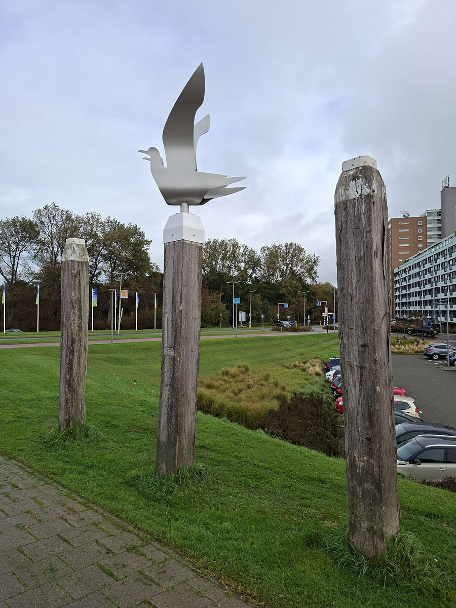 Hoeksevogels, een rvs beeld in Hoek van Holland van Jose Knippenberg.
