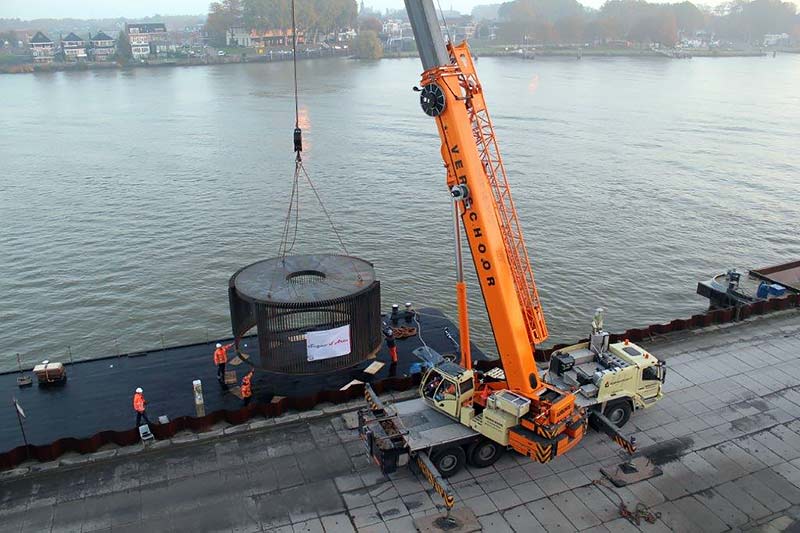 Transport van het Kunstpaviljoen ter ere van de schrijver Martin Bril voor het Kanaleneiland te Utrecht.