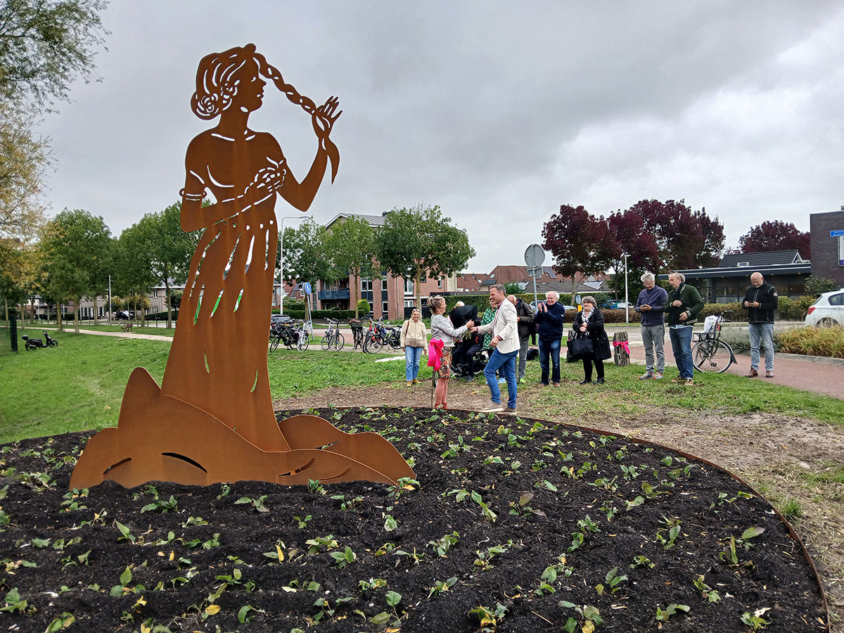 'Meta'- Cor-ten stalen beeld van Mieke de Waal in Meteren.