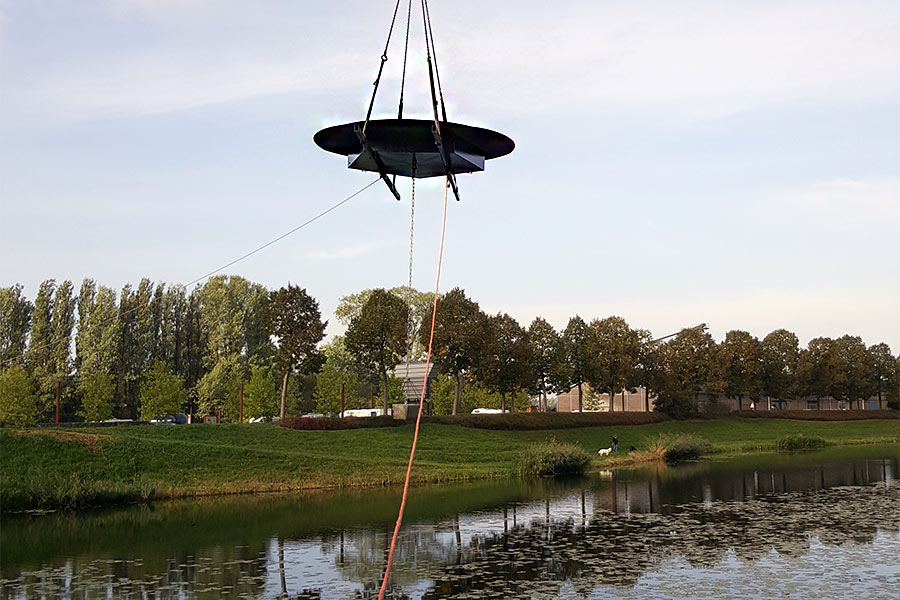 Een drijvende ondiepe stalen schaal waarin regenwater wordt opgevangen.