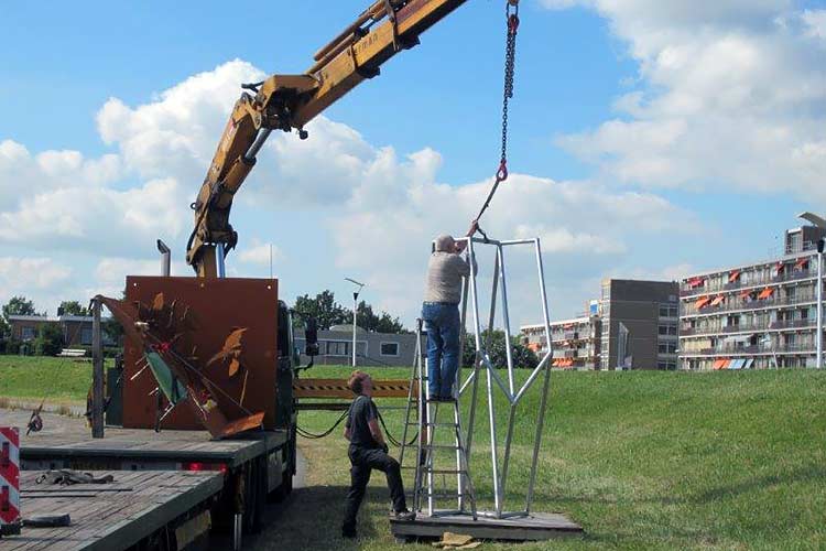 Plaatsing beelden Beeldententoonstelling Scheldeboulevard - Henk van Bennekum - SEGNO d'ARTE logistiek_plaatsing_vervoer_kunstwerken - beelden, plastieken en ruimtelijke constructies