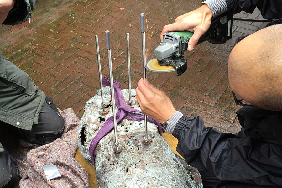 bevestiging van "De Naaister" in de Bergstraat te Amsterdam.