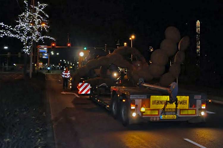 Het cor-ten stalen beeld van Pieter Obels wordt getransporteerd op de rotonde in Spijkenisse - centrum. foto © CoCo-Pictures