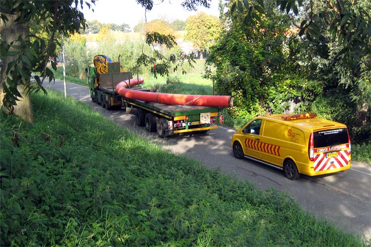 Het transport van een kunstwerk van Lucien den Arend in Rhoon-Albrandswaard.