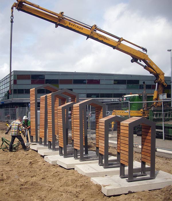 7 poortvormen van Paul van Osch zijn door ons bedrijf vervoerd voor plaatsing op het Dudokplein voor het stadhuis van IJmuiden.