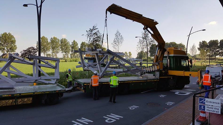 Tranport en montage van een aluminium beeld van Ingrid Roos bij Fluor in Hoofddorp.