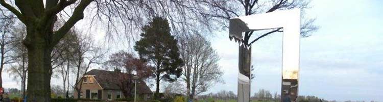 Het monument "Venster van de Vrijheid" in Alteveer Kerkenveld.