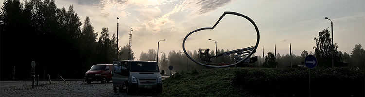 rvs plastiek van Lucien den Arend op de rotonde van Kangasniemi, Finland.