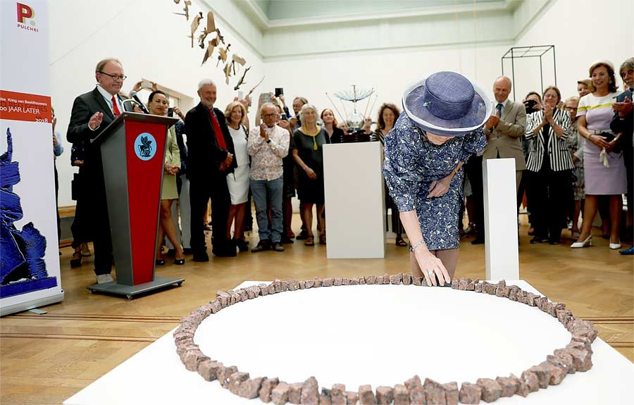 De opening van honderd jaar Nederlandse Kring van Beeldhouwers in Pulchri Studio in Den Haag.