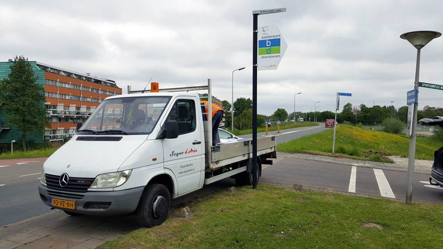 Bewegwijzering bij de aanlegsteiger van de waterbus in Zwijndrecht: het vervaardigen en plaatsen drie Info-Borden van OPAM - Beeldenpark Drechtoevers.