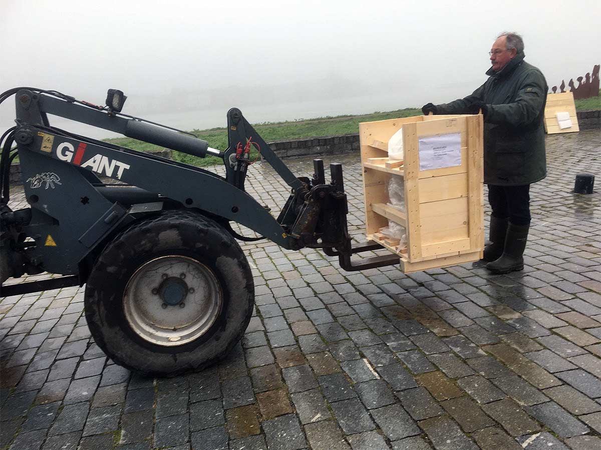 Een marmeren beeld van Eppe de Haan wordt in het Papendrechtse deel van Beeldenpark Drechtoevers geplaatst.