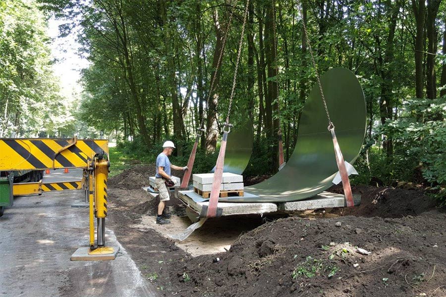 Een COR-TEN stalen dubbel-beeld van Lucien den Arend gereed om in OPAM geïnstalleerd te worden.