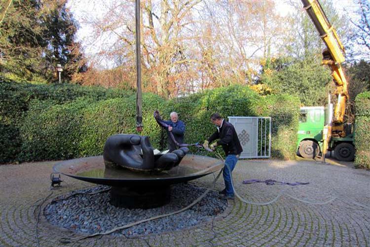 Werkzaamheden om het kunstwerk als geheel naar de werkplaats van Segno d'Arte te transporteren.
