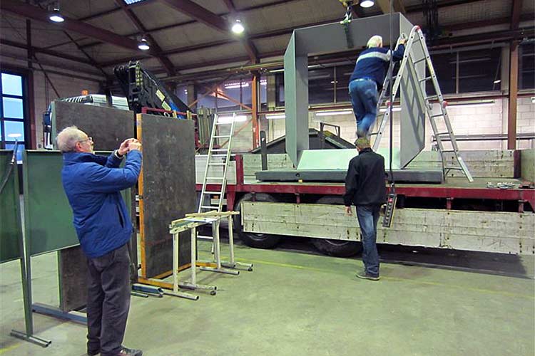 Restauratie en herplaatsing stalen beeld van Henk van Bennekum in Gorinchem.