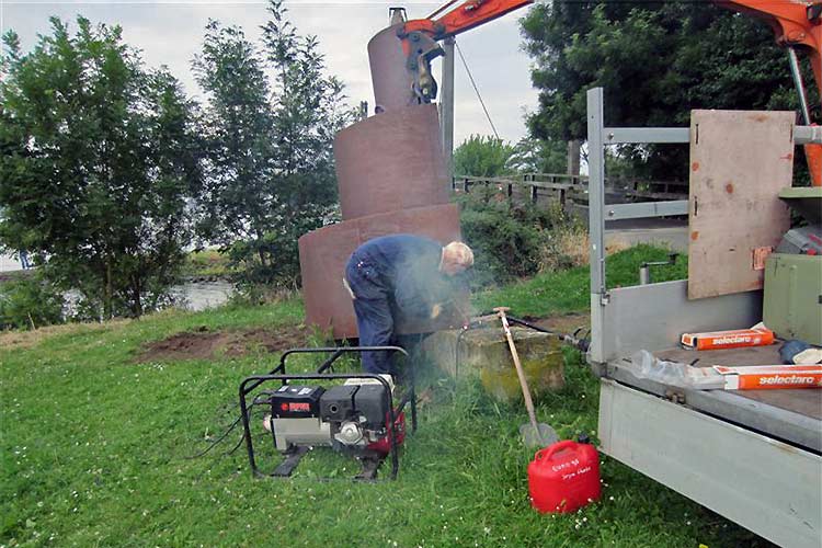 2012 - opslag en herplaatsing cor-ten stalen kunstwerk van Lucien den Arend vanuit Utrecht-Zuilen.