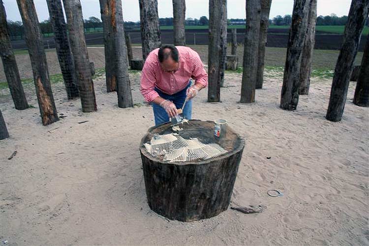 Herstel rvs kunstwerk van Paul de Kort in Coevorden. Het verlijmen van de rvs plaat.