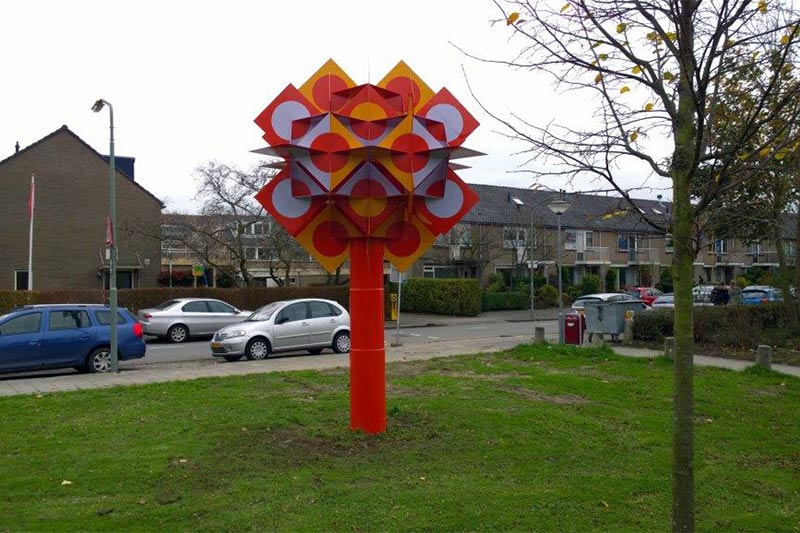 Herstel van een geverfd stalen plastiek van Ruud Ringers in Dordrecht - ontroest en opnieuw geschilderd.