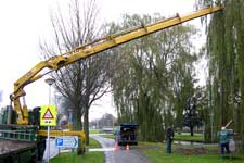 Herstel bronzen plakette in Hendrik Ido Ambacht.