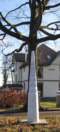 Onderhoud en restauratie van vijf zuilen van de beeldhouwer Peter van der Locht in Apeldoorn.