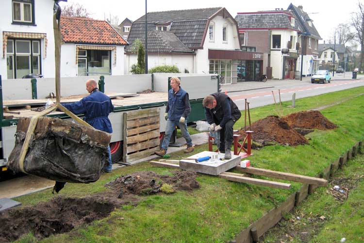 Onderhoud en restauratie van vijf zuilen van de beeldhouwer Peter van der Locht in Apeldoorn.