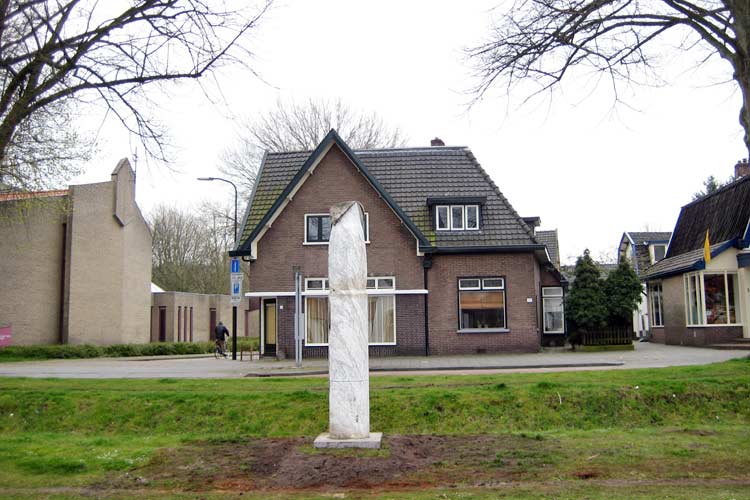 Onderhoud en restauratie van vijf zuilen van de beeldhouwer Peter van der Locht in Apeldoorn.