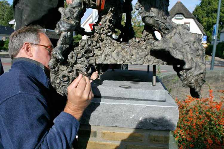 2009 - herstel bronzen beeld en sokkel in Apeldoorn.