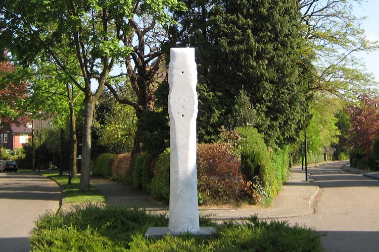 Onderhoud en restauratie van vijf zuilen van de beeldhouwer Peter van der Locht in Apeldoorn.