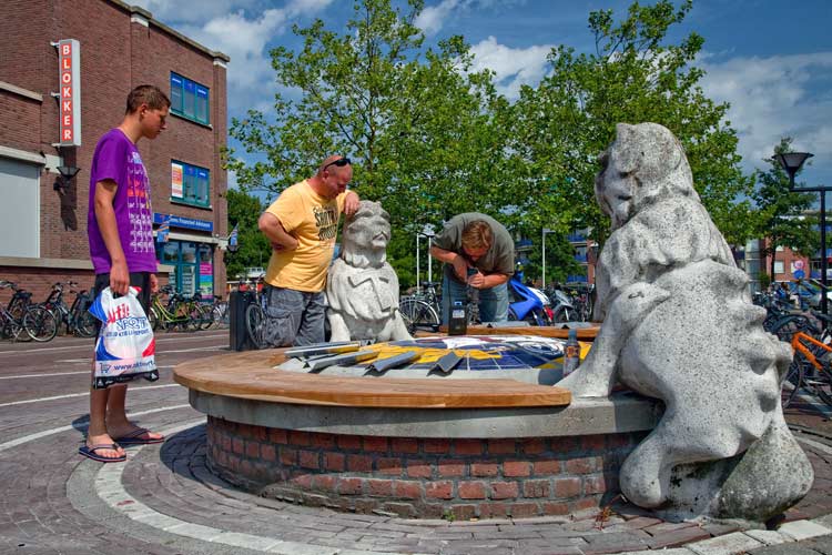 De laatse werkzaamheden - de “Bank van Torbay” van Donald A.E. Duk - onderhoud en het vervangen van de zitelementen.