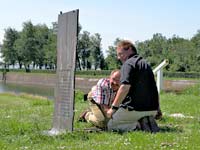 onderhoud aan een beeld van Hans Lemmen de �10 Bladzijden uit het verleden�  voorzien van ingefreesde gedichten van Frank Herzen