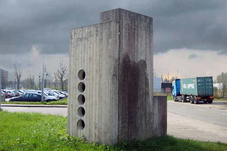 Restauratie en reinigen - in opdracht van Rijksgebouwendienst - van een  kunstwerk van Pjotr Müller bij de gevangenis te Dordrecht.