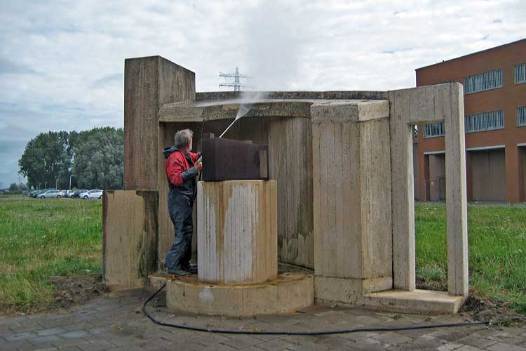 Restauratie en reinigen - in opdracht van Rijksgebouwendienst - van een  kunstwerk van Pjotr Müller bij de gevangenis te Dordrecht.