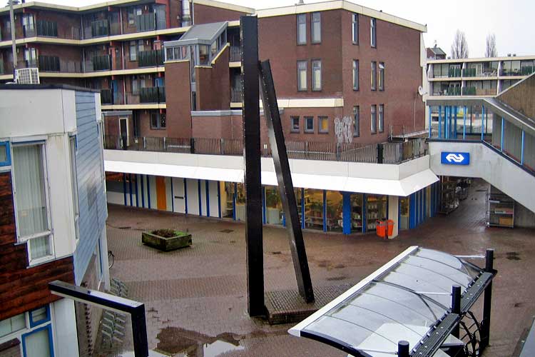 Onderhoud beeldende kunst Zoetermeer; verplaatsing beeld van David van de Kop; de oude locatie bij een winkelcentrum.