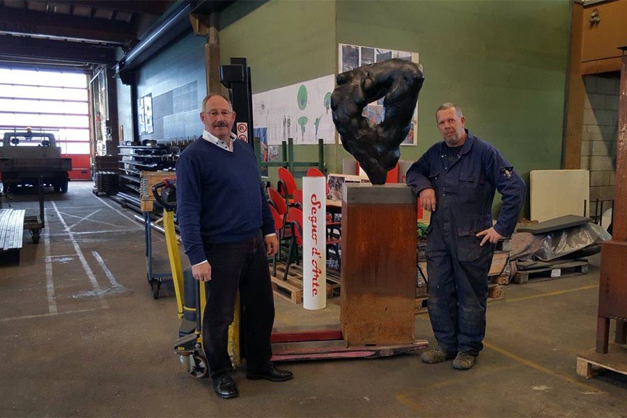 Herstel bevestiging op sokkel van een bronzen beeld van Marti de Greef in het beeldenpark