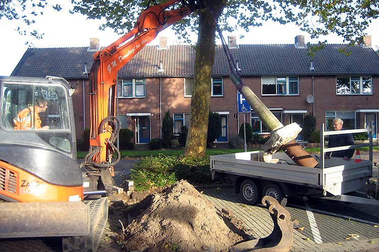 Reparatie/restauratie van een betonnen sokkel met bronzen beeld.