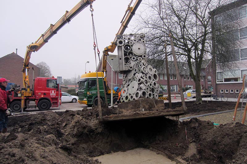 Het uitgraven van en takelen van de staalplastiek te Gorkum - onderhoud en herstel kunstwerken - beeldende kunst - onderhoud kunst in de openbare ruimte - SEGNO d'ARTE.