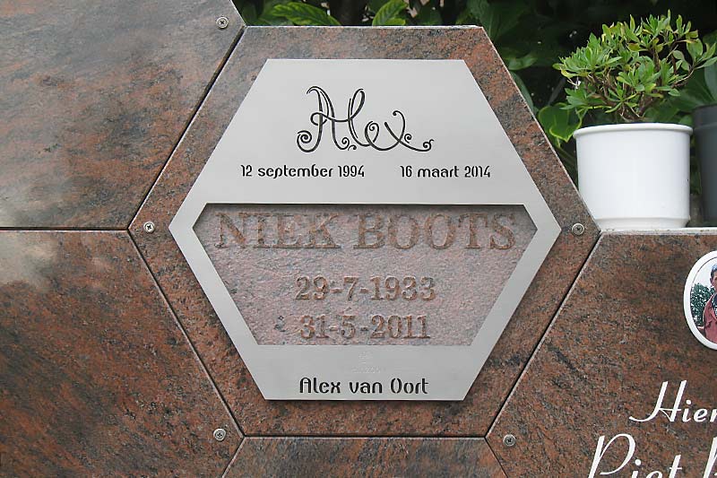 Een monumentplaat ontworpen door Pauline (firma Dubbelop).