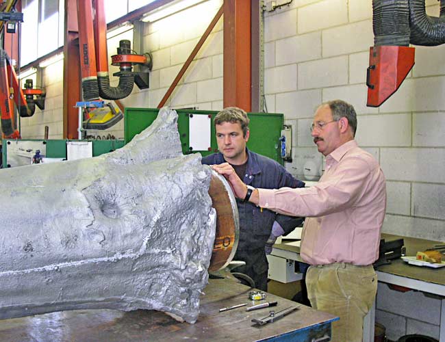 aluminium boom van Stanislaw Lewkowicz wordt geassembleerd