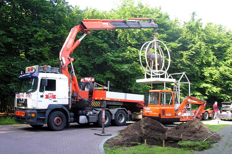 beelden - plaatsing bronzen en roestvast stalen beeld van Nicolas Dings